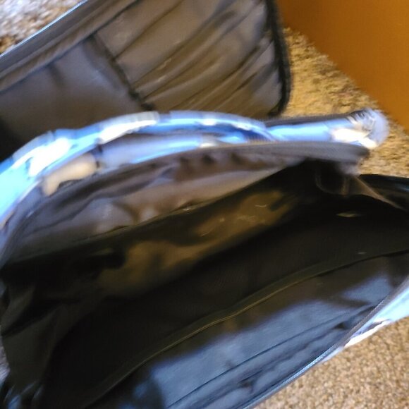 Vera Bradley Blue Penguin Lot of 3 Bags - Grand Traveler, Makeup/Toiletry and ID - Picture 7 of 14